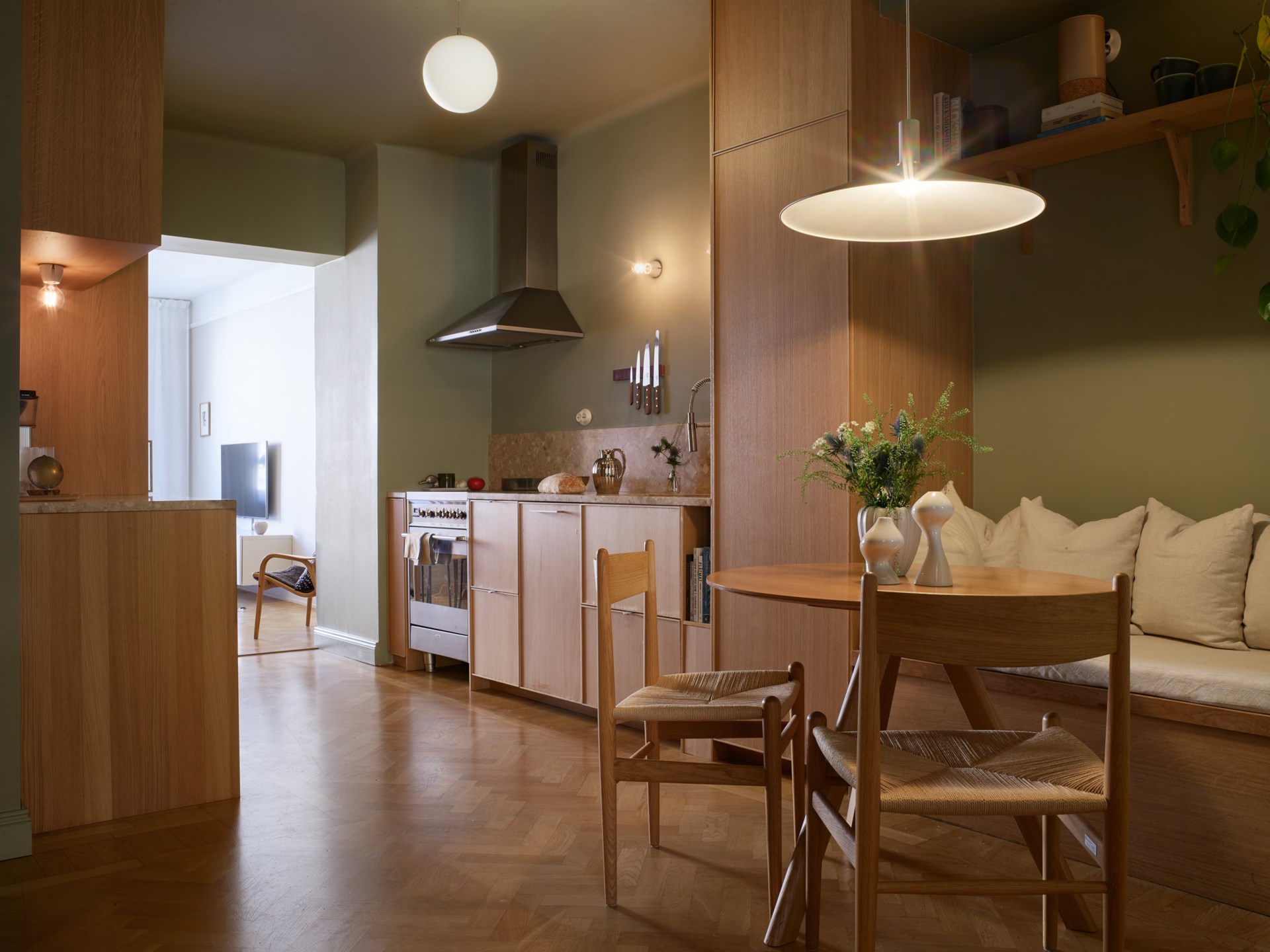 cuisine chêne murs verts avec espace repas sur mesure appartement trois-pièces 66m2 décoration scandinave cuisine chêne murs verts avec espace repas sur mesure appartement trois-pièces 66m2 décoration scandinave
