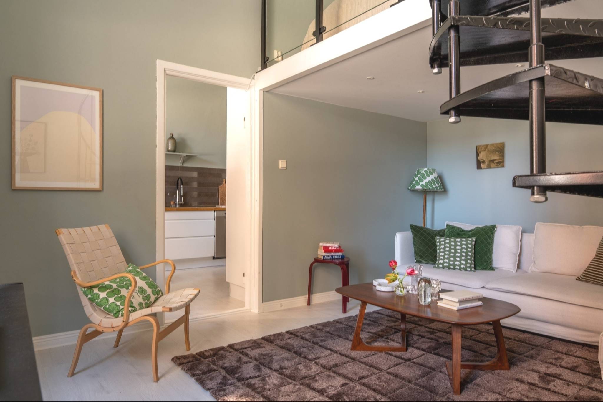 salon avec escalier en colimaçon métal noir petit duplex de 40m2 décoration scandinave