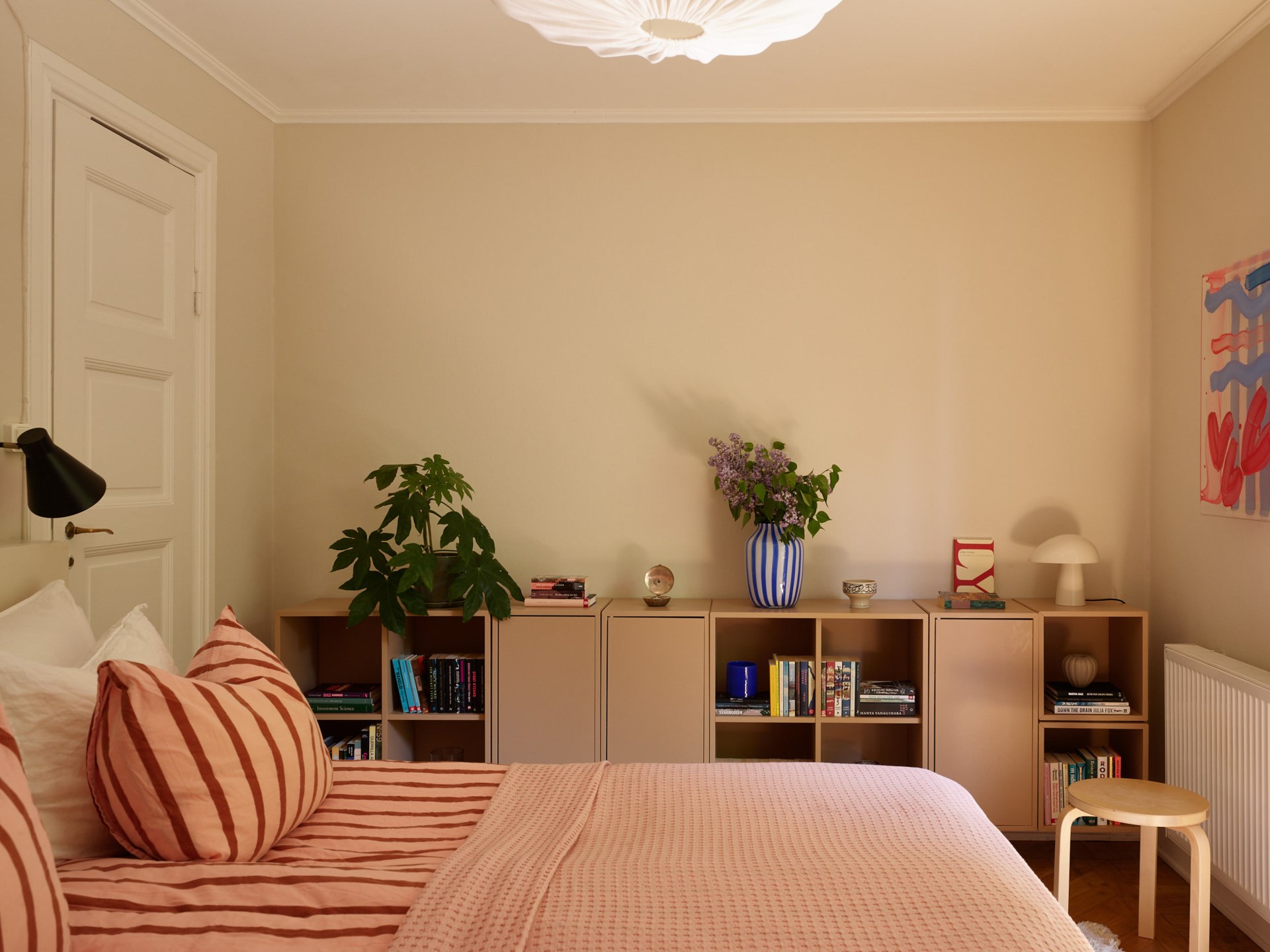 chambre terracotta et beige appartement trois-pièces 66m2 décoration scandinave chambre terracotta et beige appartement trois-pièces 66m2 décoration scandinave