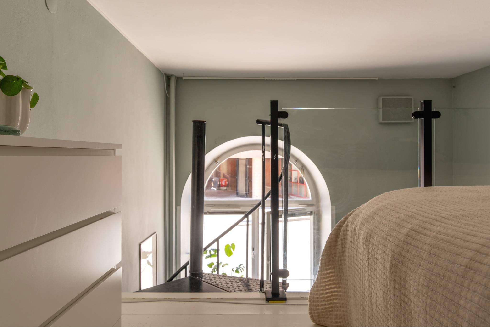 chambre sur mezzanine basse fenêtre cintrée petit duplex de 40m2 décoration scandinave