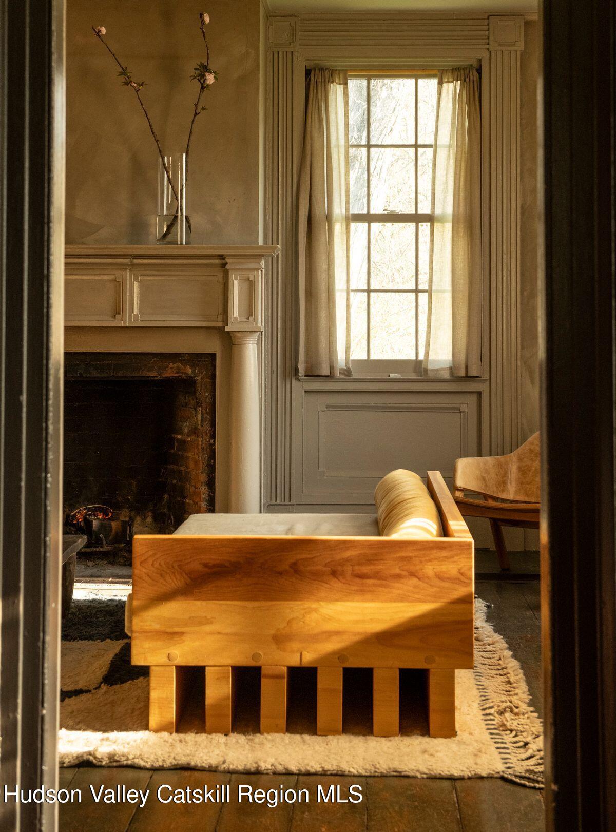 salon avec cheminée ancienne maison de la vallée de l salon avec cheminée ancienne maison de la vallée de l'Hudson Garrett Stickles House