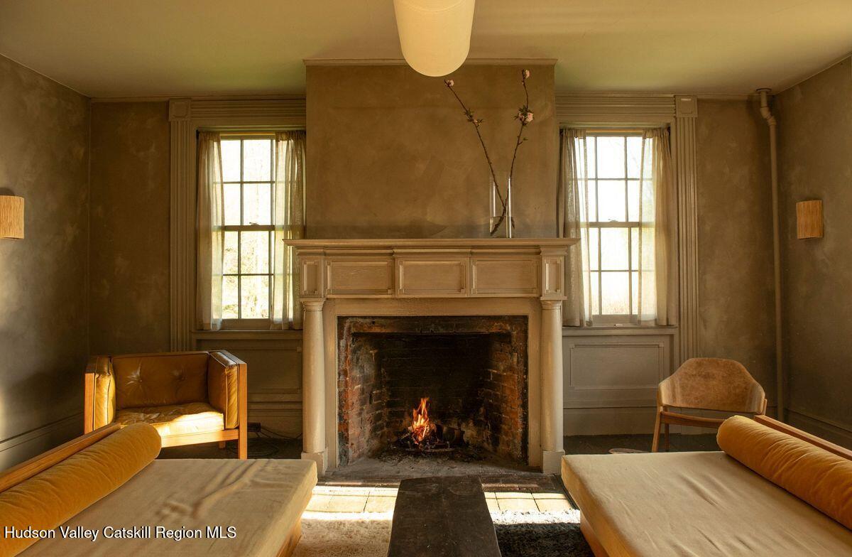 salon avec cheminée ancienne maison de la vallée de l salon avec cheminée ancienne maison de la vallée de l'Hudson Garrett Stickles House