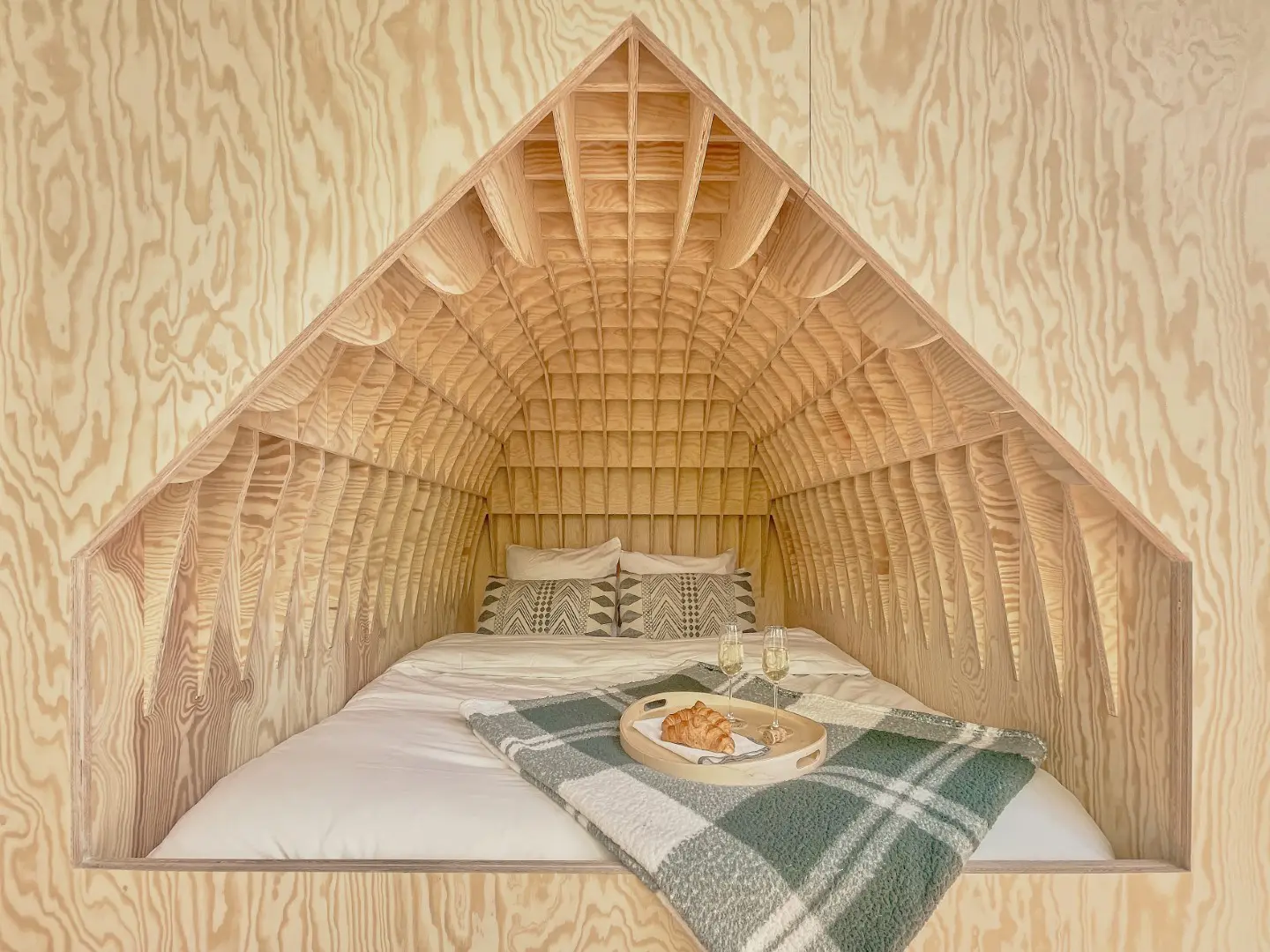 chambre cabane en bois contemporaine dans la forêt des Ardennes Eagle par Hutstuf