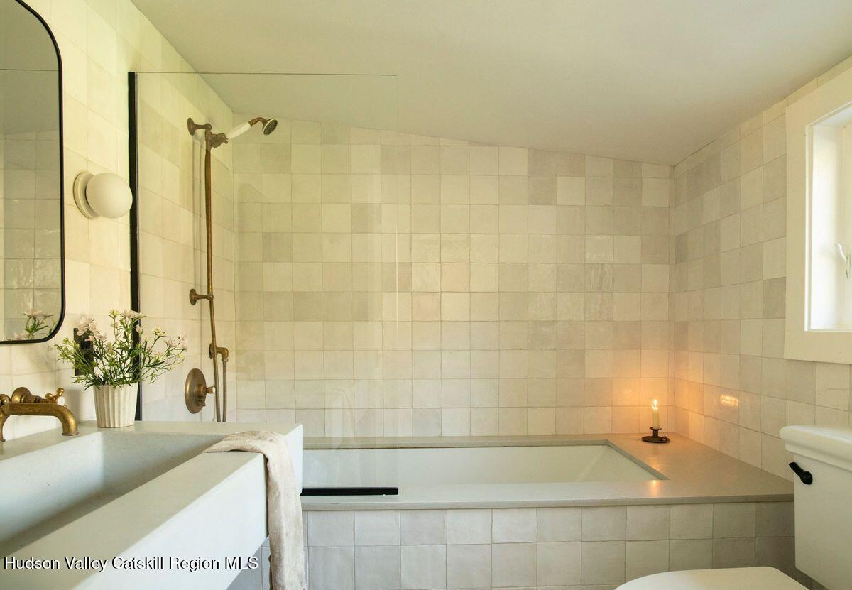 salle de bain vintage avec zelliges blanches maison de la vallée de l salle de bain vintage avec zelliges blanches maison de la vallée de l'Hudson Garrett Stickles House