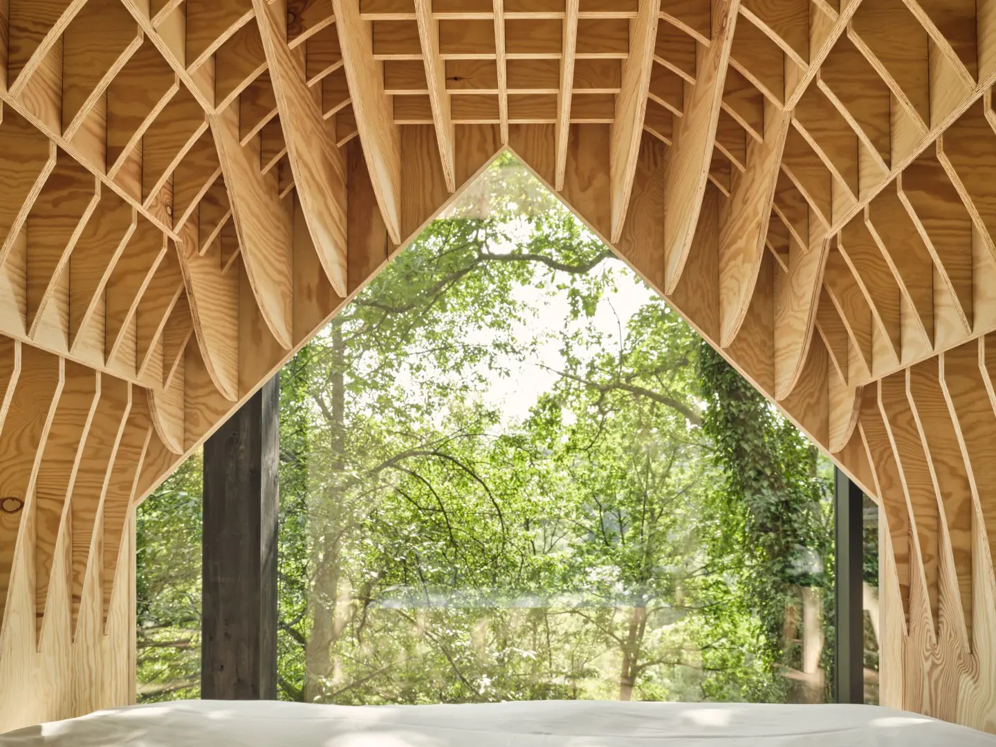 chambre avec baie vitrée cabane en bois contemporaine dans la forêt des Ardennes Eagle par Hutstuf