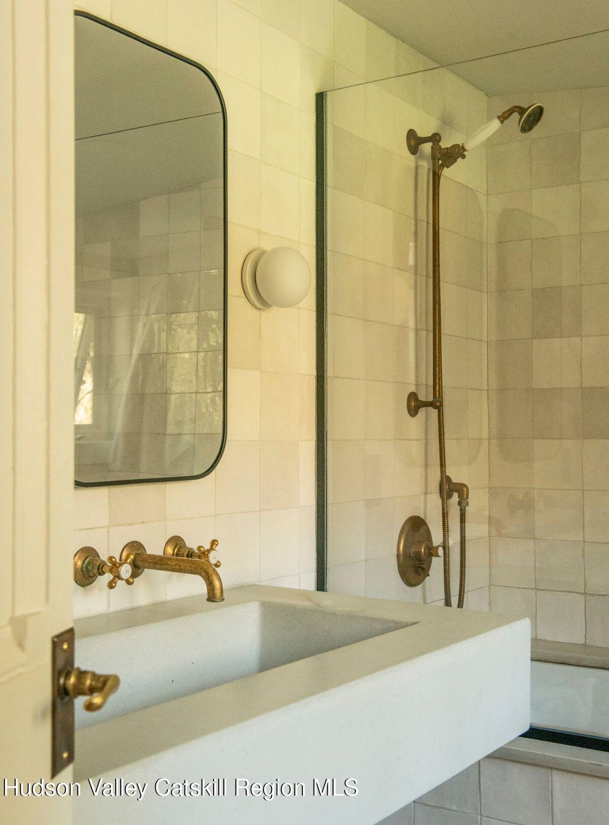 salle de bain vintage avec zelliges blanches maison de la vallée de l salle de bain vintage avec zelliges blanches maison de la vallée de l'Hudson Garrett Stickles House