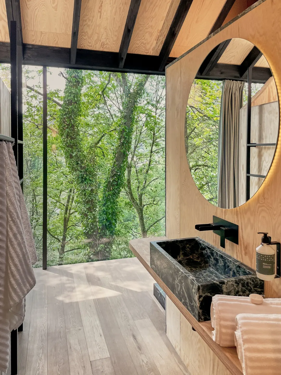 salle de bain marbre vert maison Ardennes Eagle par Hutstuf