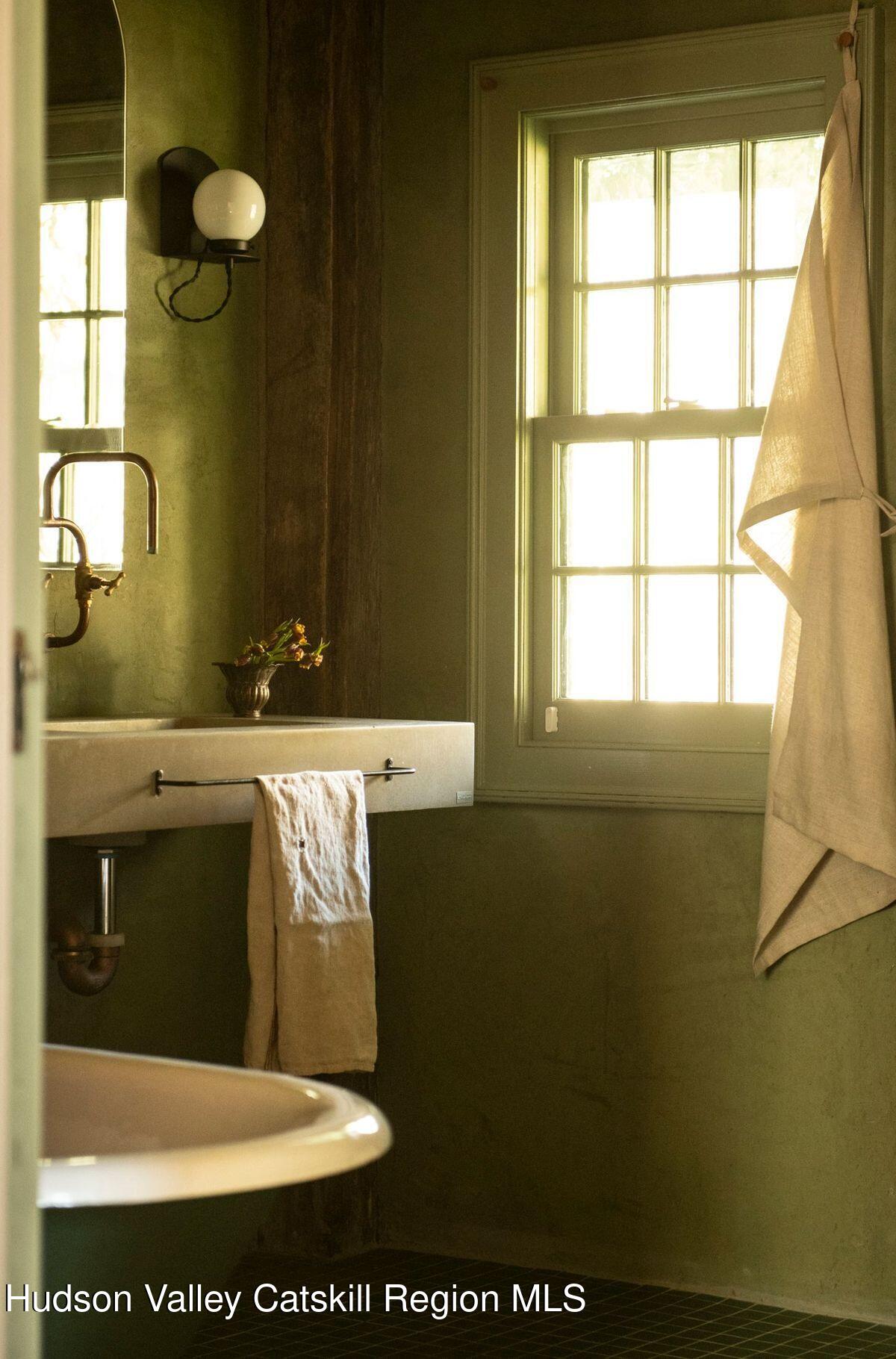 salle de bain vintage avec fenêtre à guillotine maison de la vallée de l salle de bain vintage avec fenêtre à guillotine maison de la vallée de l'Hudson Garrett Stickles House