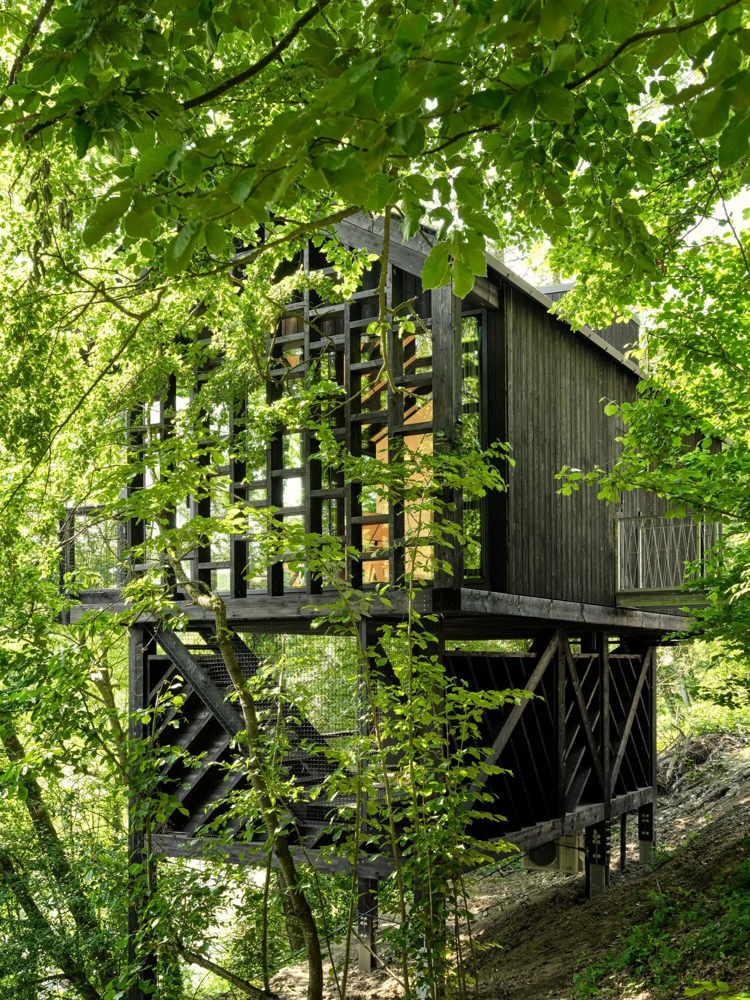 cabane en bois contemporaine dans la forêt des Ardennes Eagle par Hutstuf