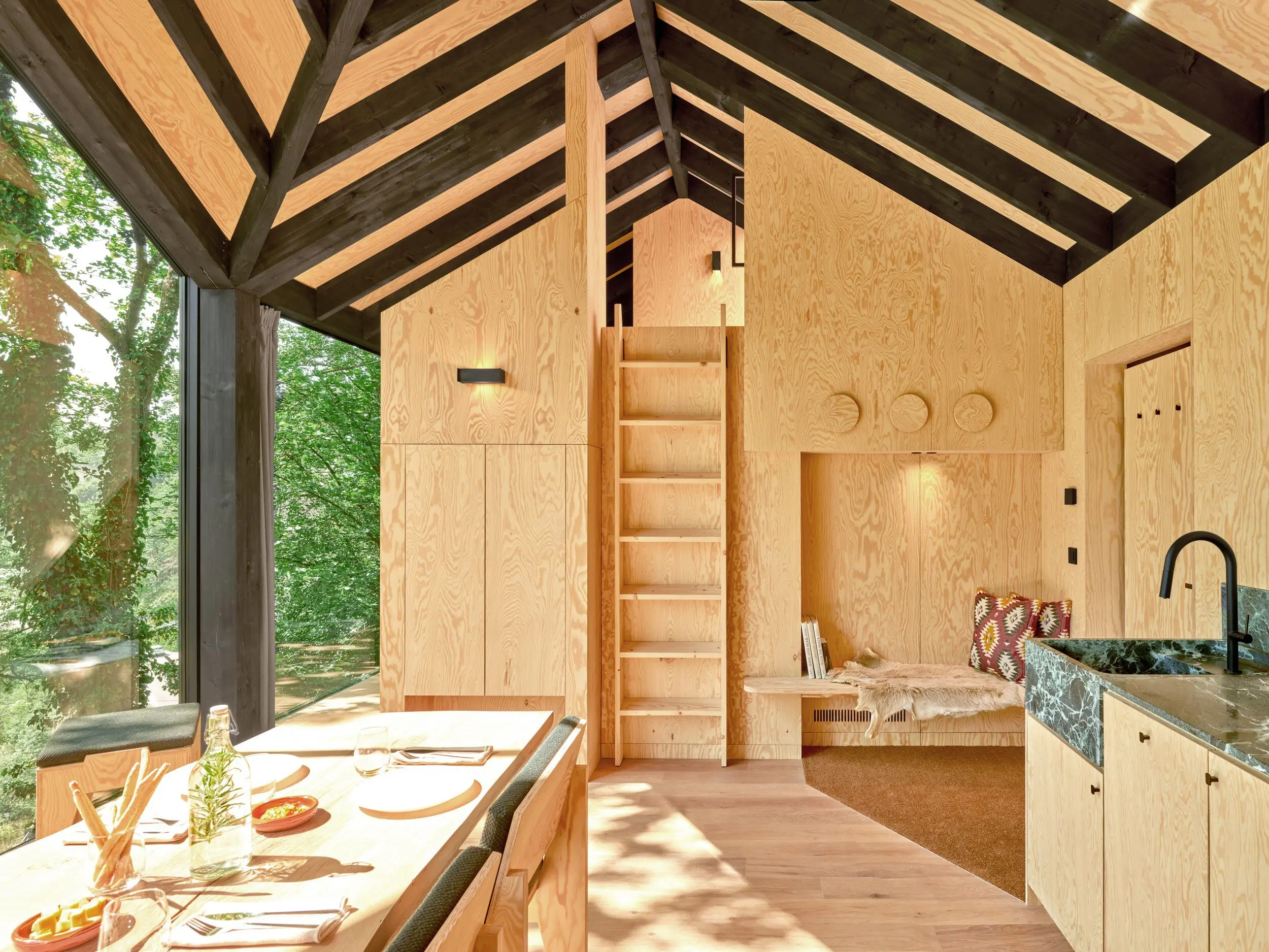 cuisine ouverte et salle à manger cabane en bois contemporaine dans la forêt des Ardennes Eagle par Hutstuf
