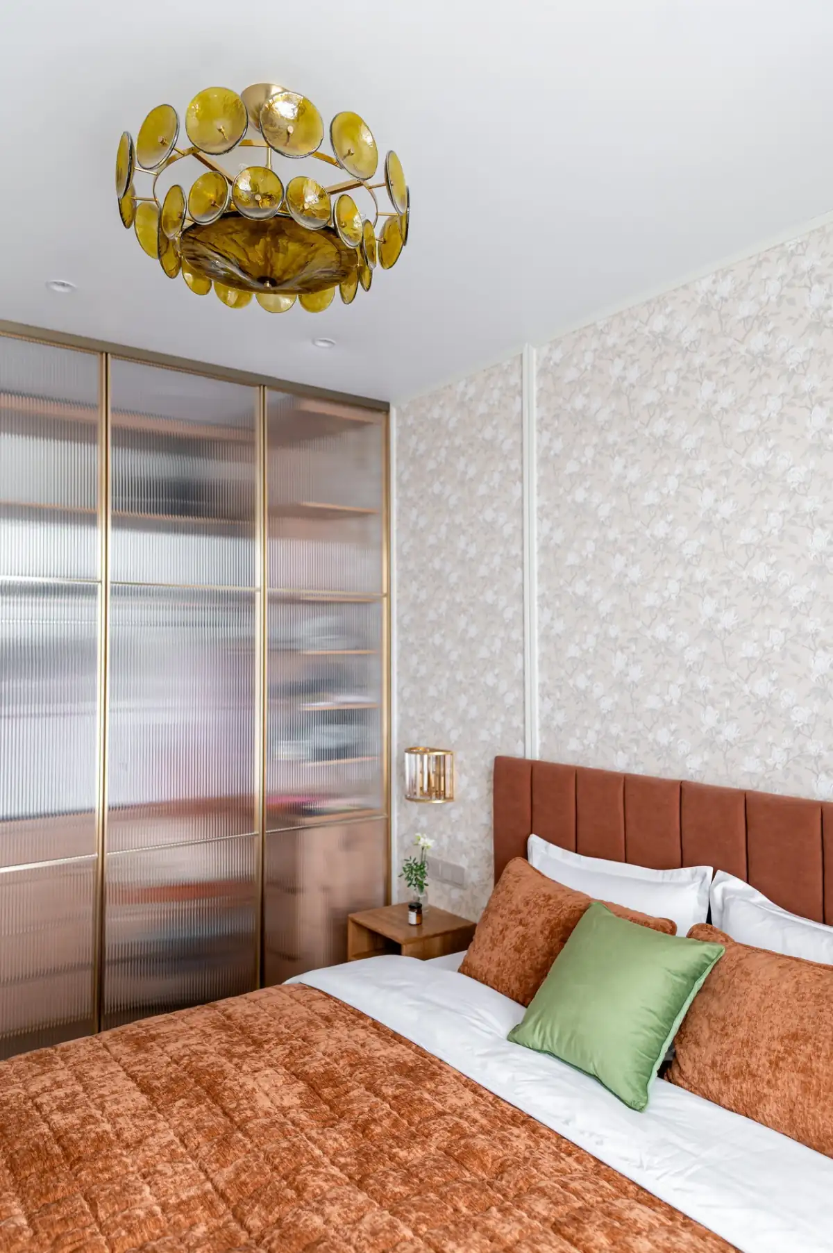 bedroom 61sqm two-room apartement contemporary decor glazed bathroom