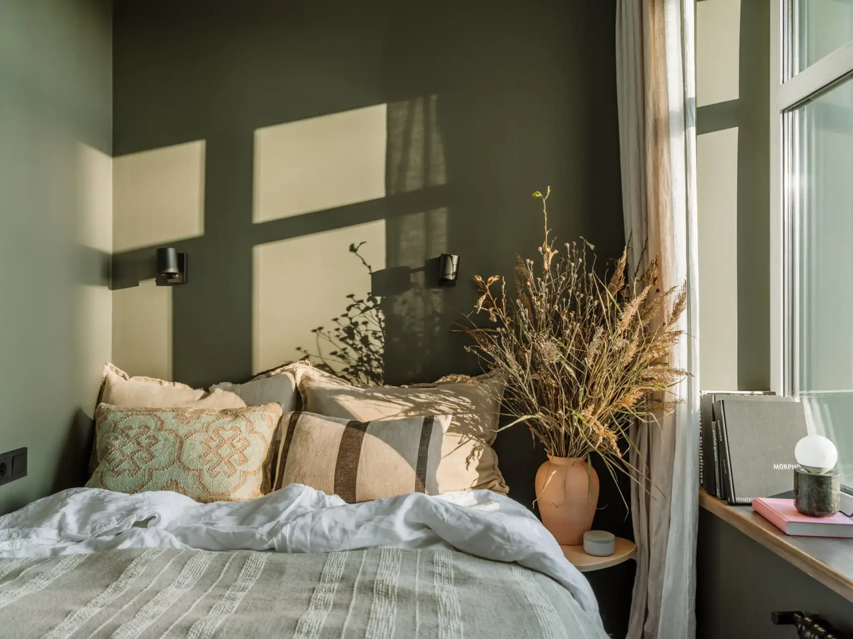 chambre vert olive dans ancien studio de 35m2 transformé en deux-pièces décoration contemporaine chambre vert olive dans ancien studio de 35m2 transformé en deux-pièces décoration contemporaine