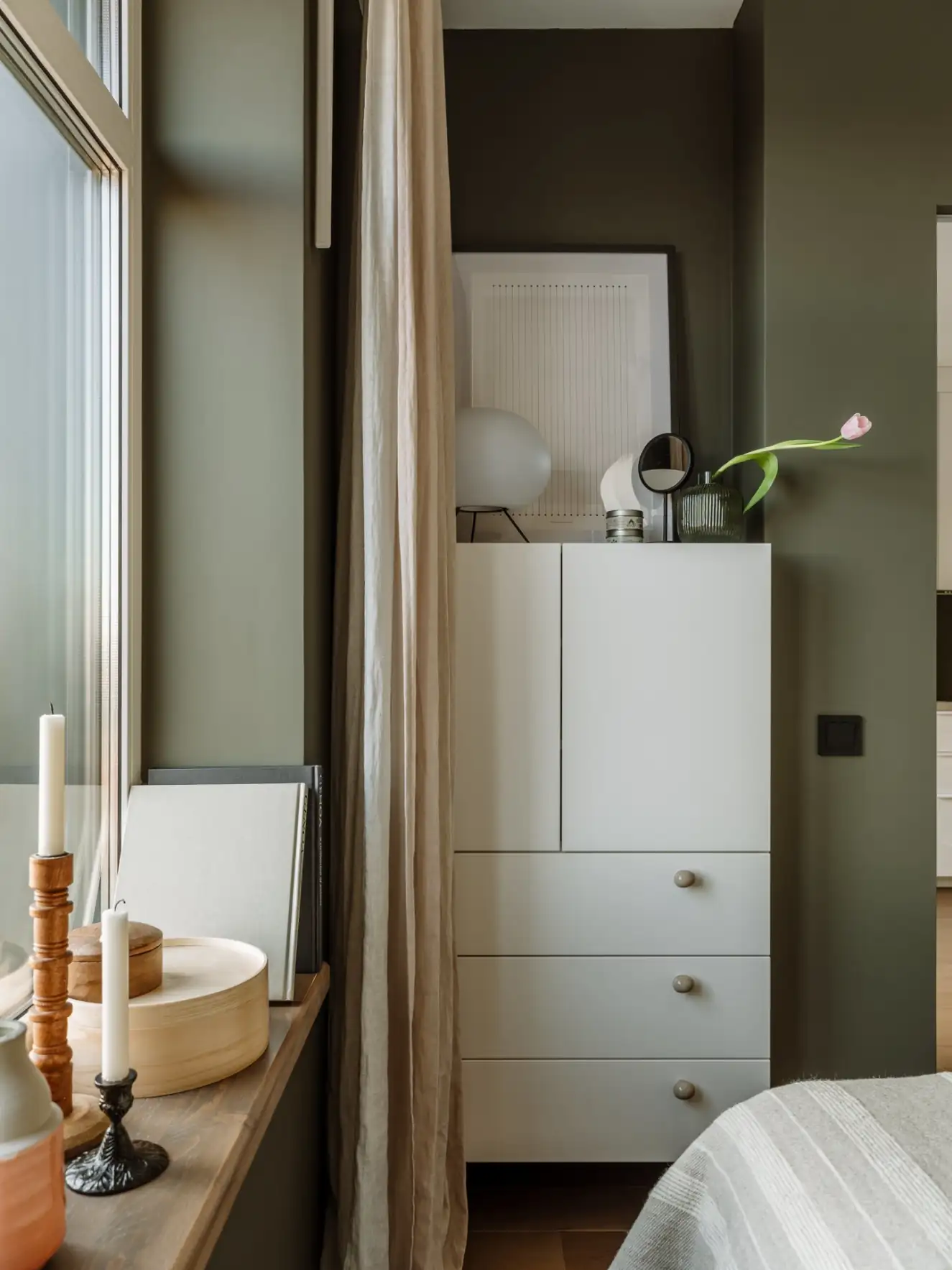 chambre vert olive dans ancien studio de 35m2 transformé en deux-pièces décoration contemporaine chambre vert olive dans ancien studio de 35m2 transformé en deux-pièces décoration contemporaine