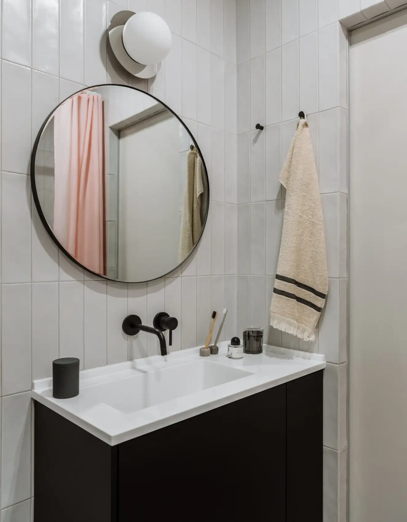salle de bain moderne dans ancien studio de 35m2 transformé en deux-pièces décoration contemporaine salle de bain moderne dans ancien studio de 35m2 transformé en deux-pièces décoration contemporaine