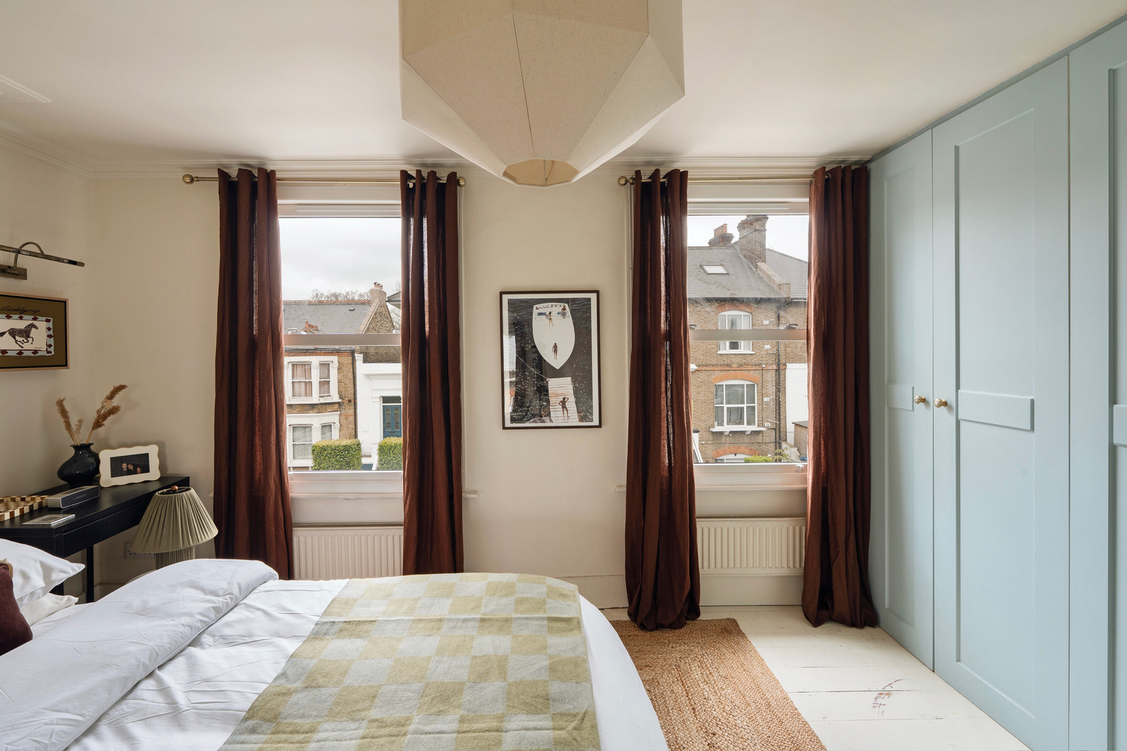 chambre avec placard dressing bleu décoration contemporaine maison victorienne rénovée Londres chambre avec placard dressing bleu décoration contemporaine maison victorienne rénovée Londres