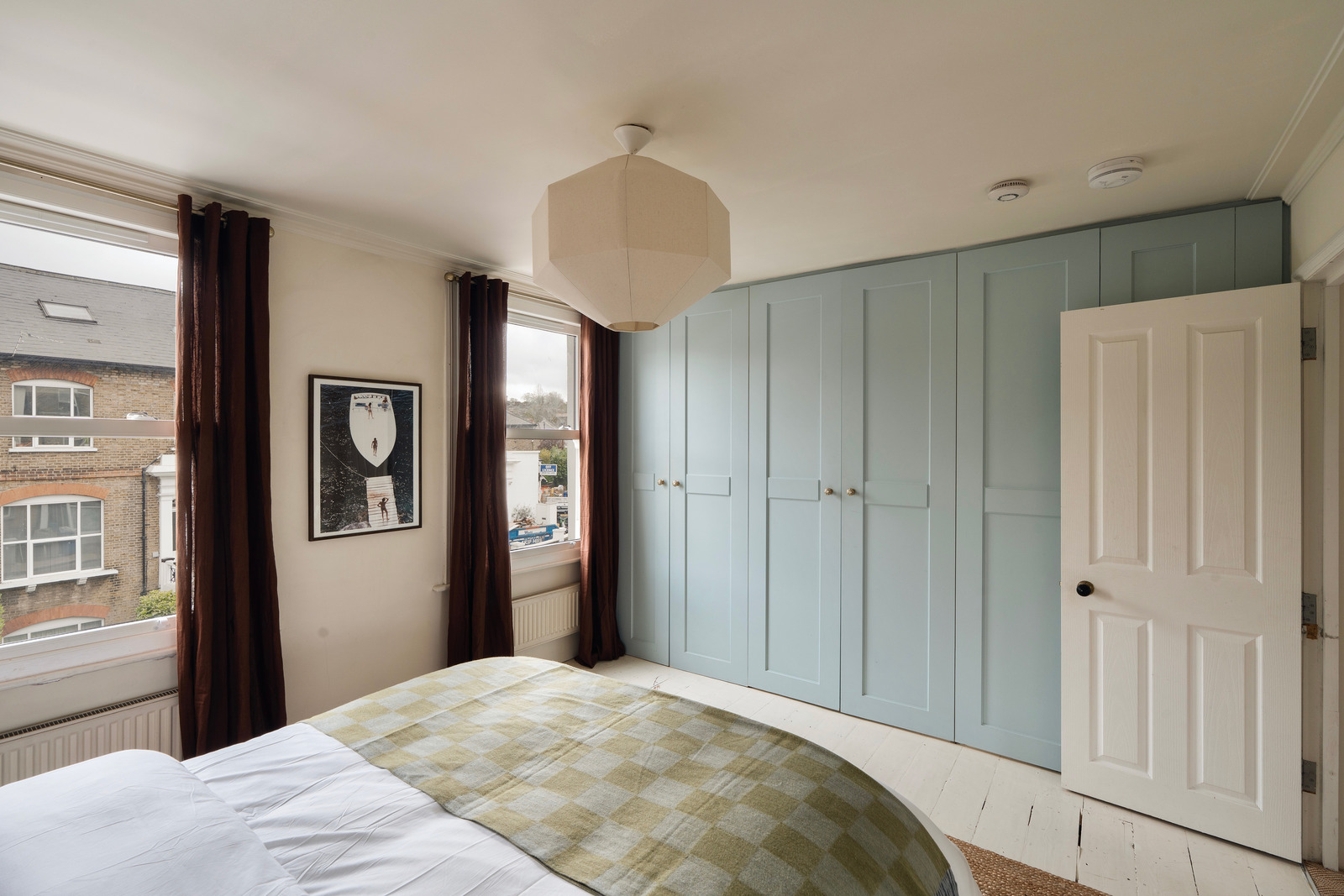 chambre avec placard dressing bleu décoration contemporaine maison victorienne rénovée Londres chambre avec placard dressing bleu décoration contemporaine maison victorienne rénovée Londres