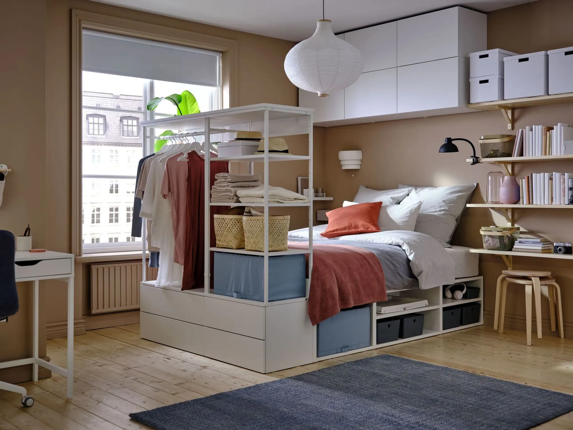 studio aménagé avec lit séparé par dressing IKEA studio aménagé avec lit séparé par dressing IKEA