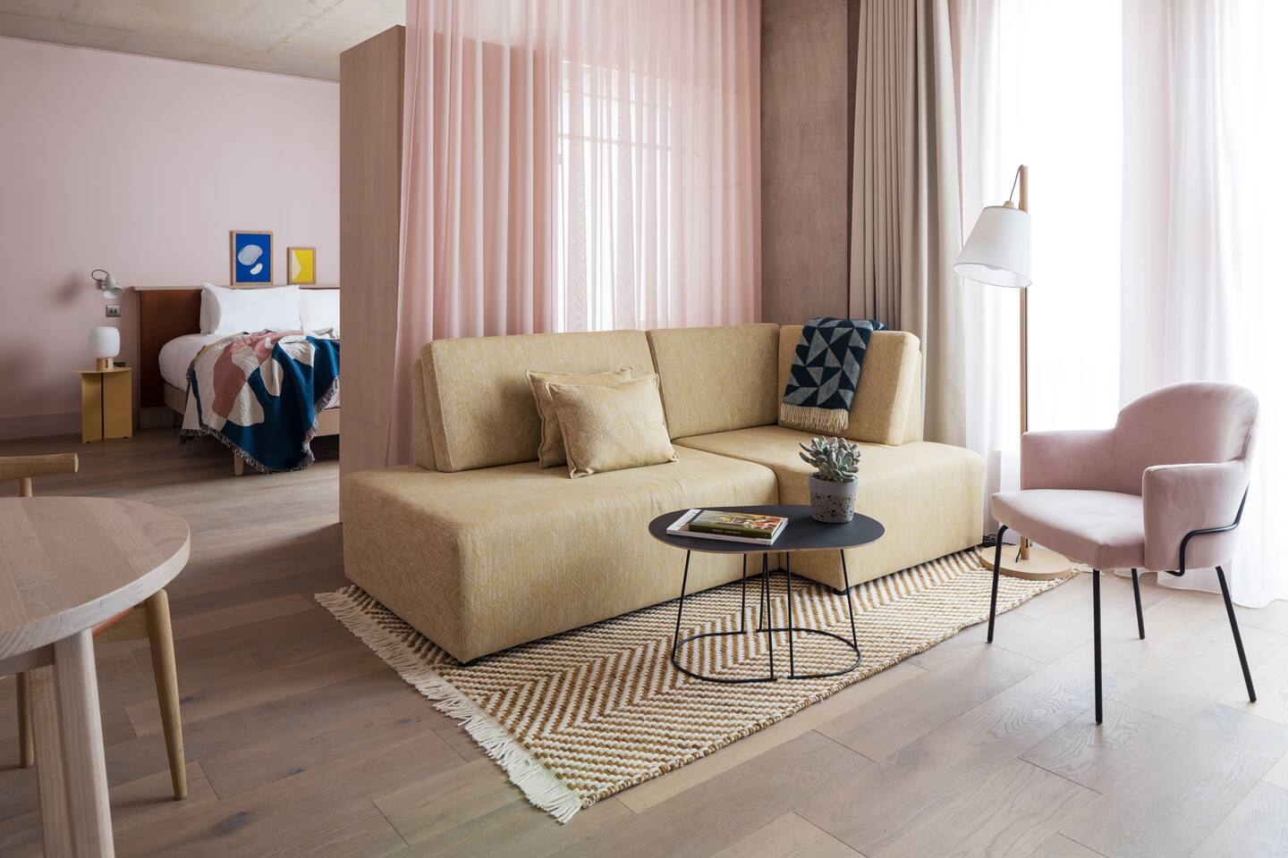 studio aménagé avec lit derrière un rideau studio aménagé avec lit derrière un rideau