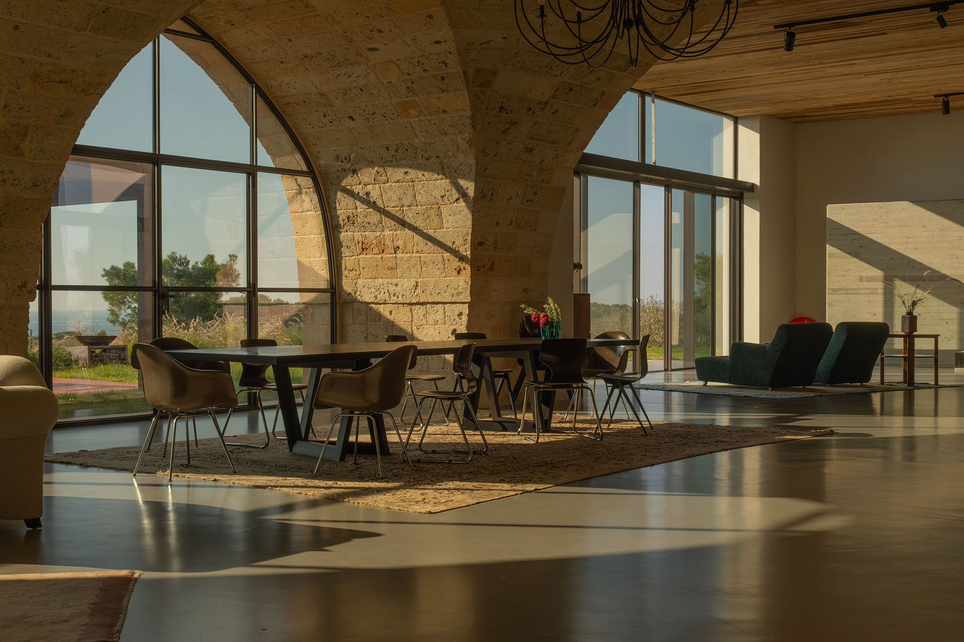salon murs de pierre baie vitrée cintrée décoration design maison dans les Pouilles masseria Li Cafari