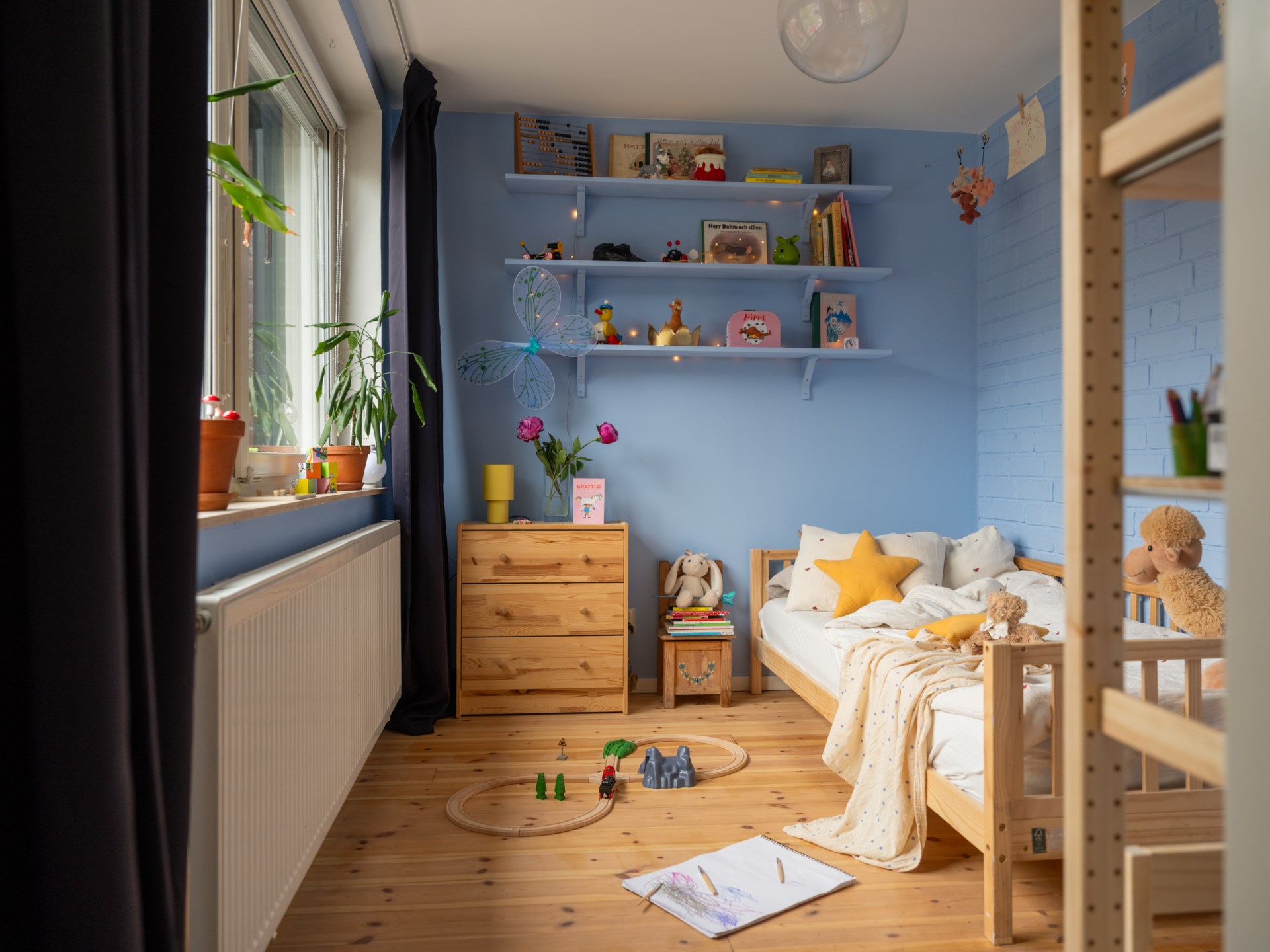chambre enfant murs bleus doux décoration vintage scandinave dans maison de ville 72m2