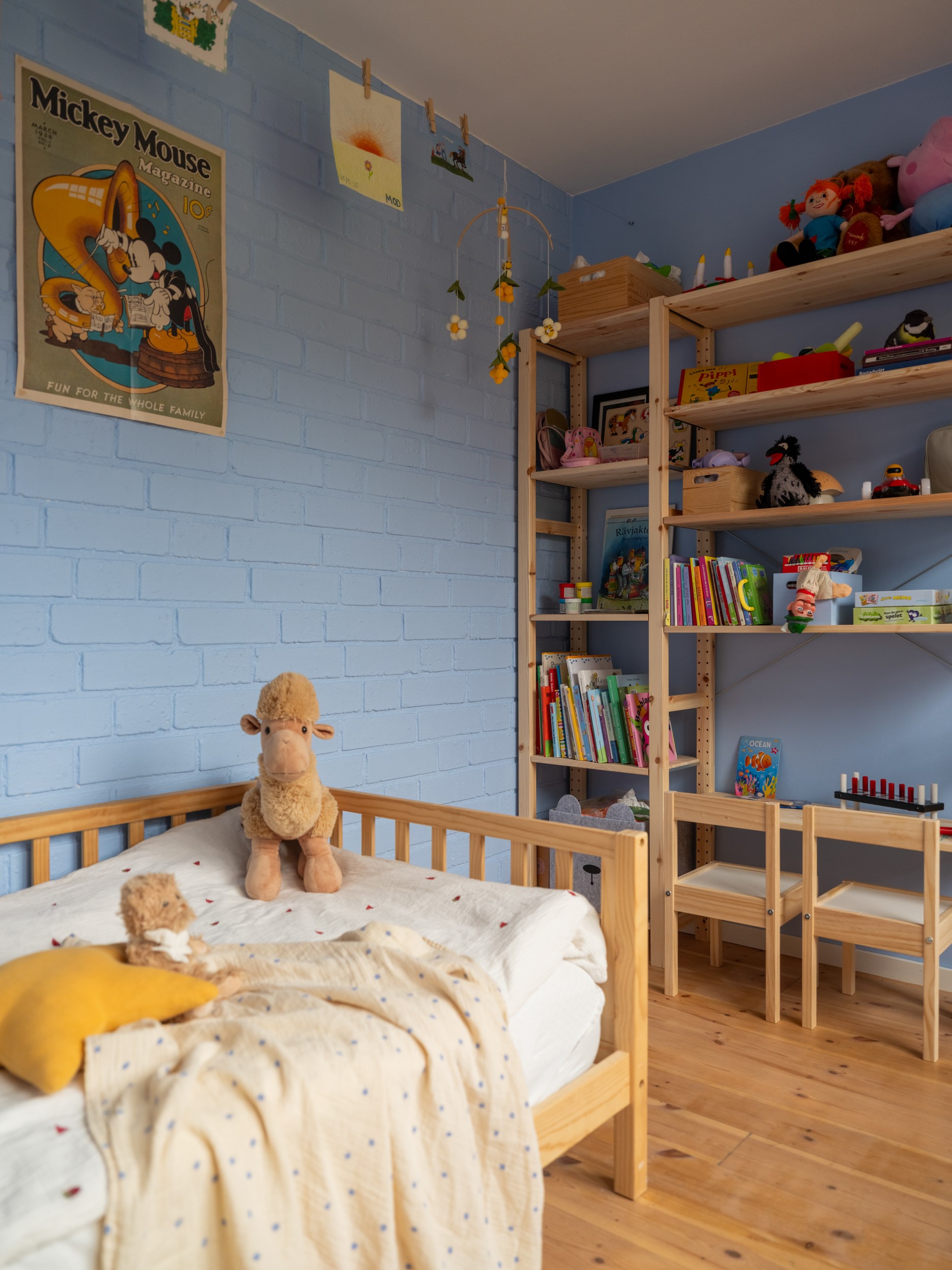 chambre enfant murs bleus doux décoration vintage scandinave dans maison de ville 72m2