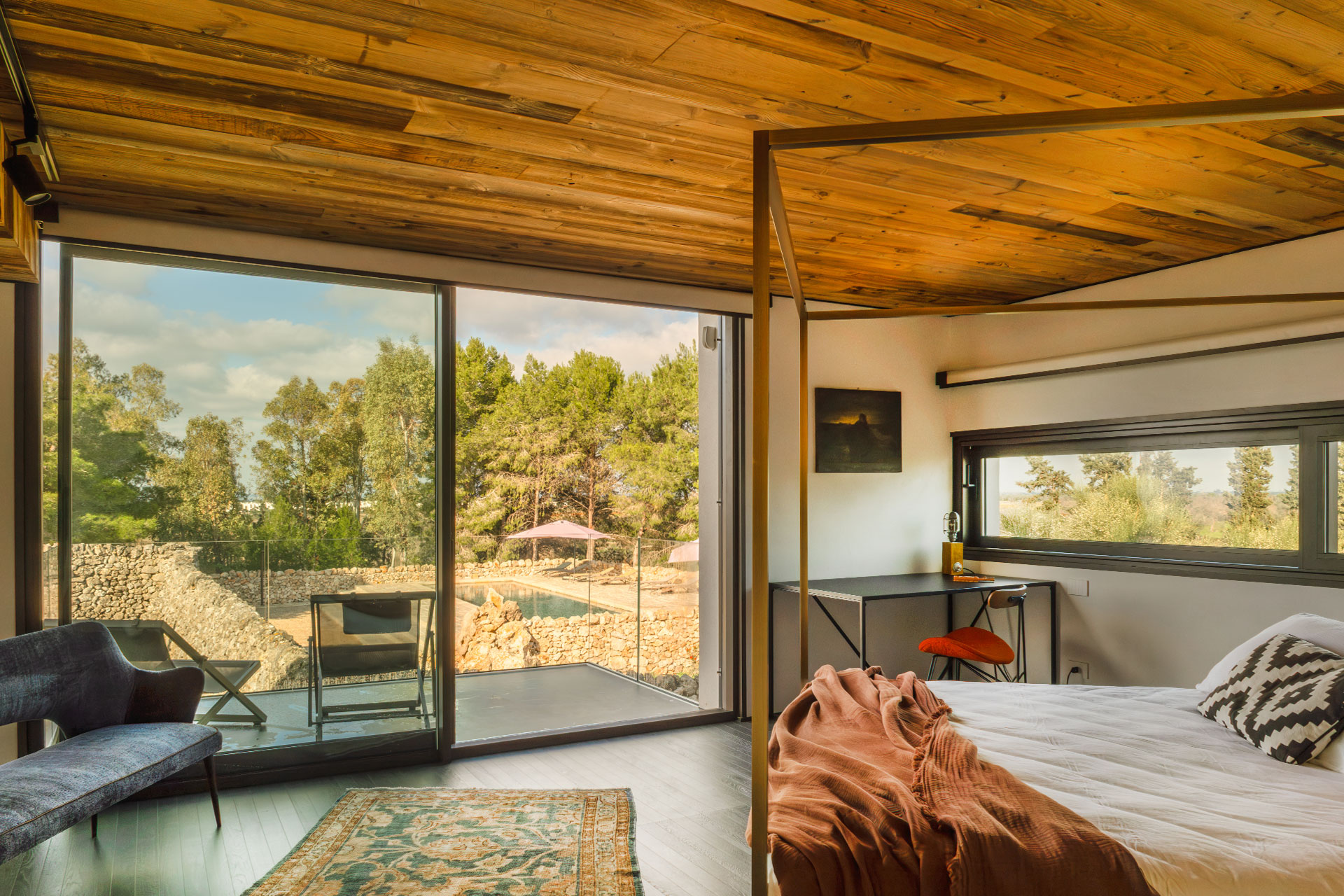 chambre avec lit baldaquin maison dans les Pouilles masseria Li Cafari