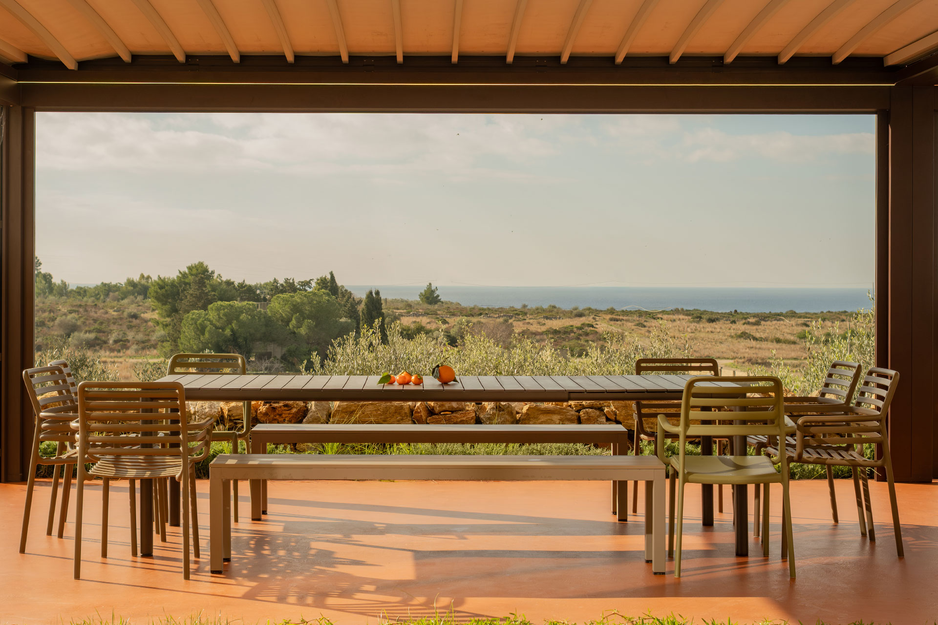 salle à manger extérieure avec pergola maison dans les Pouilles masseria Li Cafari