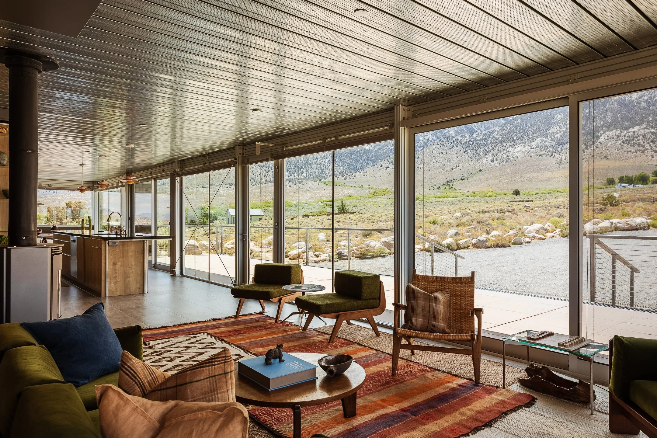 salon décoration mid-century maison de verre iT House Linda Taalman désert californien salon décoration mid-century maison de verre iT House Linda Taalman désert californien