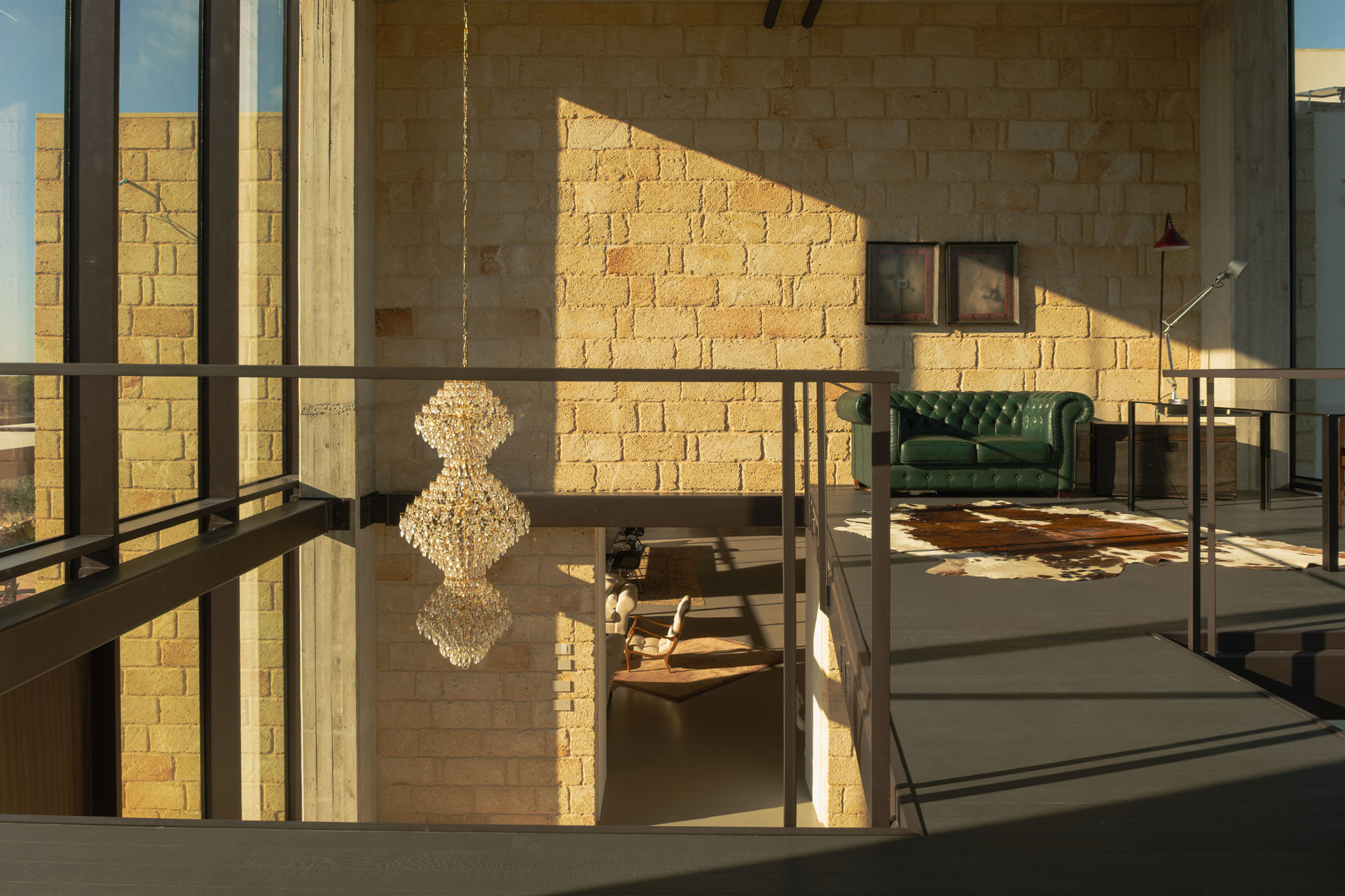 salon sur mezzanine murs de pierre cheminée baie vitrée décoration design maison dans les Pouilles masseria Li Cafari