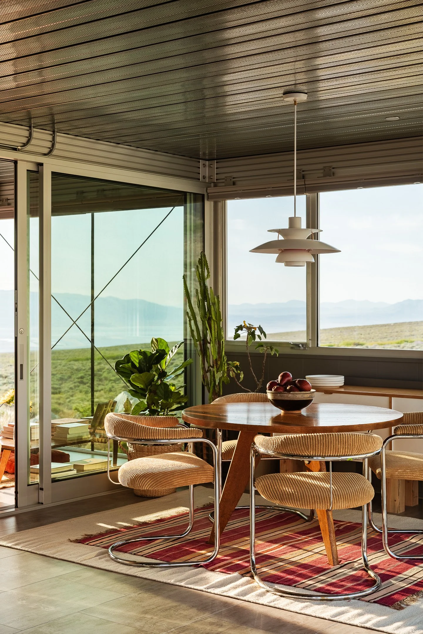 salle à manger décoration mid-century maison de verre iT House Linda Taalman désert californien salle à manger décoration mid-century maison de verre iT House Linda Taalman désert californien