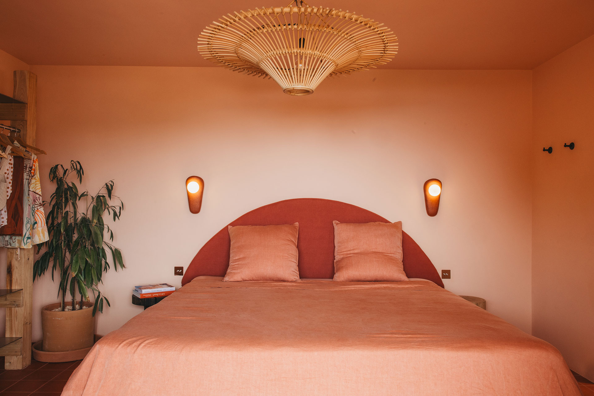 chambre terracotta décoration contemporaine maison  méditerranéenne El Puente Al Amor Minorque