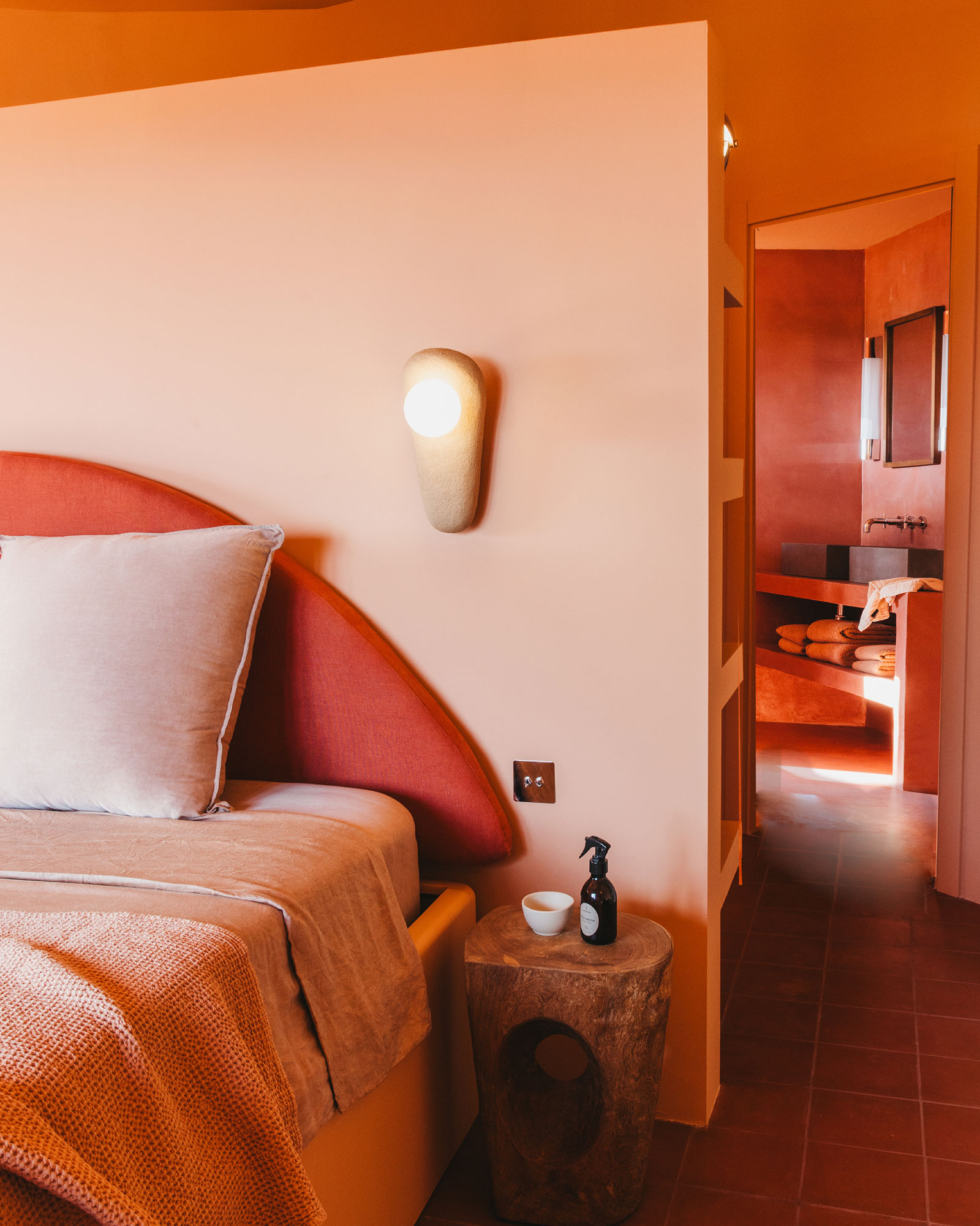 chambre terracotta décoration contemporaine maison  méditerranéenne El Puente Al Amor Minorque