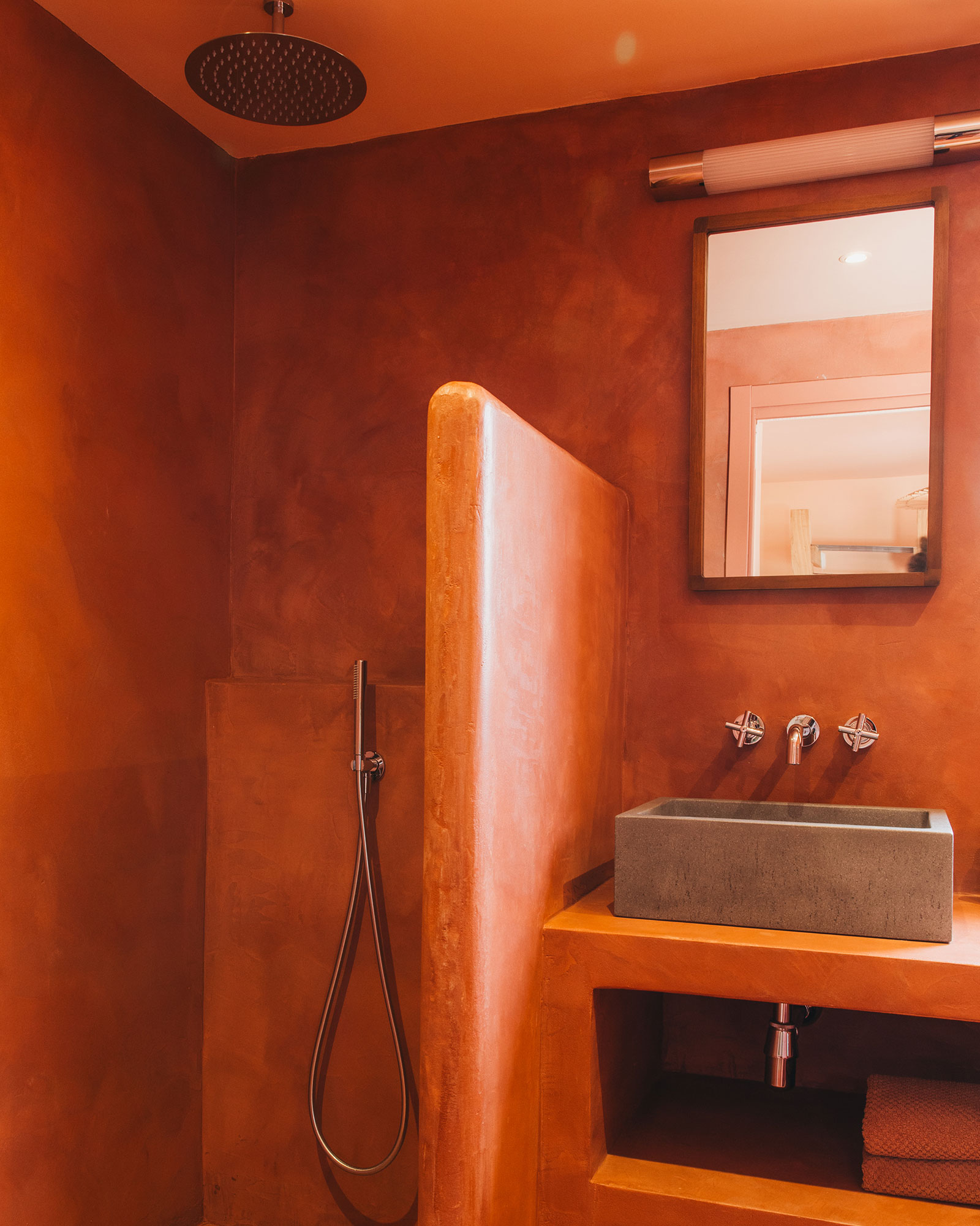 salle de bain terracotta décoration contemporaine maison  méditerranéenne El Puente Al Amor Minorque