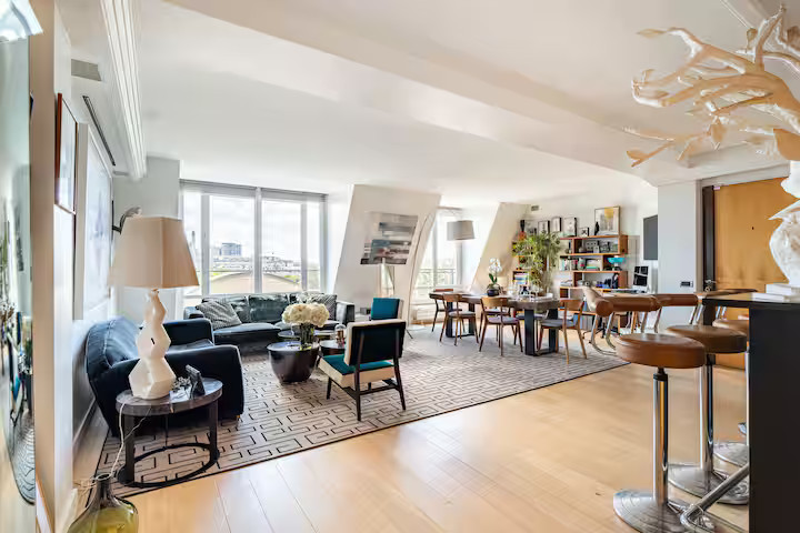 salon avec cuisine ouverte décoration contemporaine appartement à Paris 7ème rue Saint-Dominique avec rooftop et vue sur la tour Eiffel salon avec cuisine ouverte décoration contemporaine appartement à Paris 7ème rue Saint-Dominique avec rooftop et vue sur la tour Eiffel
