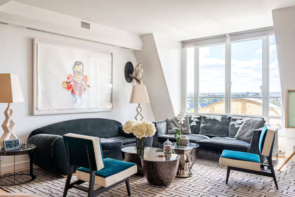 salon décoration contemporaine appartement à Paris 7ème rue Saint-Dominique avec rooftop et vue sur la tour Eiffel salon décoration contemporaine appartement à Paris 7ème rue Saint-Dominique avec rooftop et vue sur la tour Eiffel