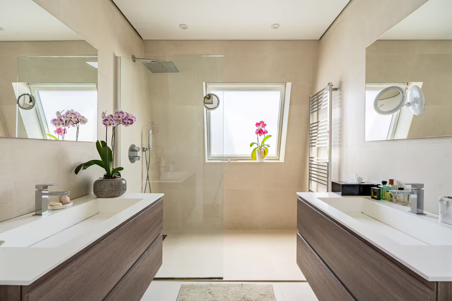 salle de bain décoration contemporaine appartement à Paris 7ème rue Saint-Dominique avec rooftop et vue sur la tour Eiffel salle de bain décoration contemporaine appartement à Paris 7ème rue Saint-Dominique avec rooftop et vue sur la tour Eiffel