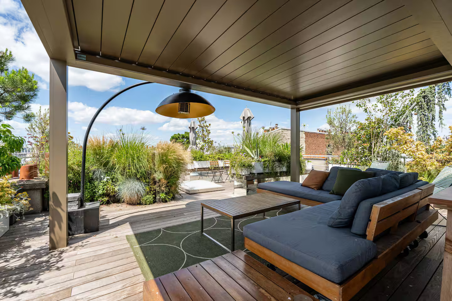 salon outdoor avec pergola appartement à Paris 7ème rue Saint-Dominique avec rooftop et vue sur la tour Eiffel salon outdoor avec pergola appartement à Paris 7ème rue Saint-Dominique avec rooftop et vue sur la tour Eiffel
