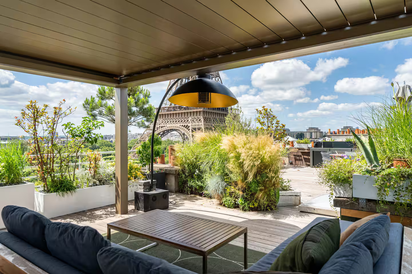 salon outdoor avec pergola bioclimatique appartement à Paris 7ème rue Saint-Dominique avec rooftop et vue sur la tour Eiffel salon outdoor avec pergola bioclimatique appartement à Paris 7ème rue Saint-Dominique avec rooftop et vue sur la tour Eiffel