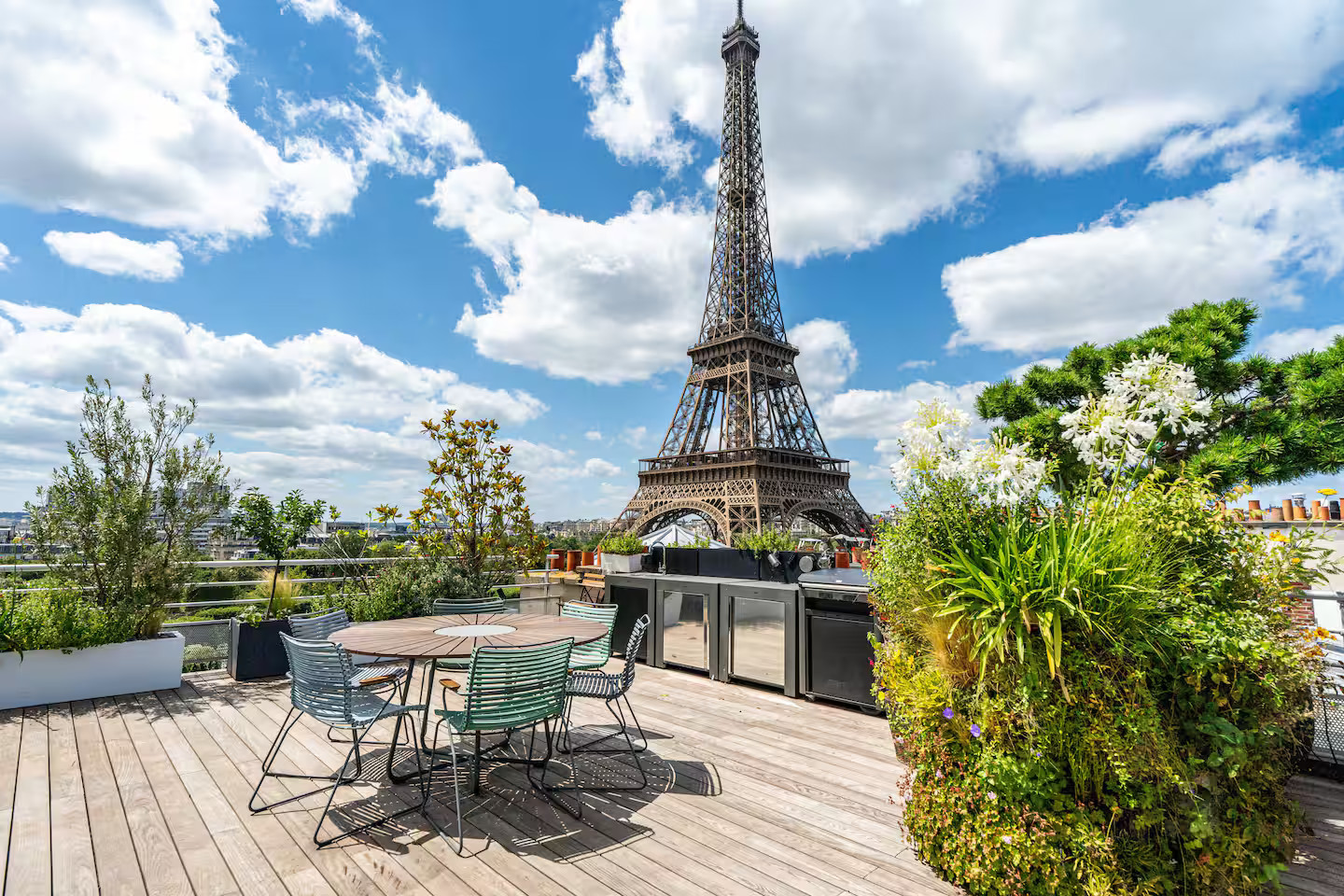 appartement à Paris 7ème rue Saint-Dominique avec rooftop et vue sur la tour Eiffel appartement à Paris 7ème rue Saint-Dominique avec rooftop et vue sur la tour Eiffel
