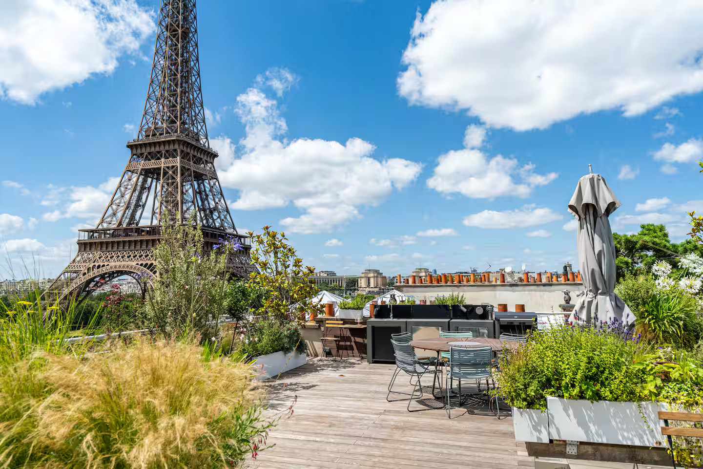 appartement à Paris 7ème rue Saint-Dominique avec rooftop et vue sur la tour Eiffel appartement à Paris 7ème rue Saint-Dominique avec rooftop et vue sur la tour Eiffel