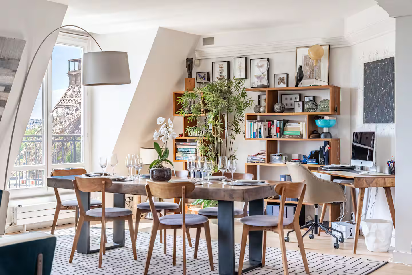 salle à manger décoration contemporaine appartement à Paris 7ème rue Saint-Dominique avec rooftop et vue sur la tour Eiffel salle à manger décoration contemporaine appartement à Paris 7ème rue Saint-Dominique avec rooftop et vue sur la tour Eiffel