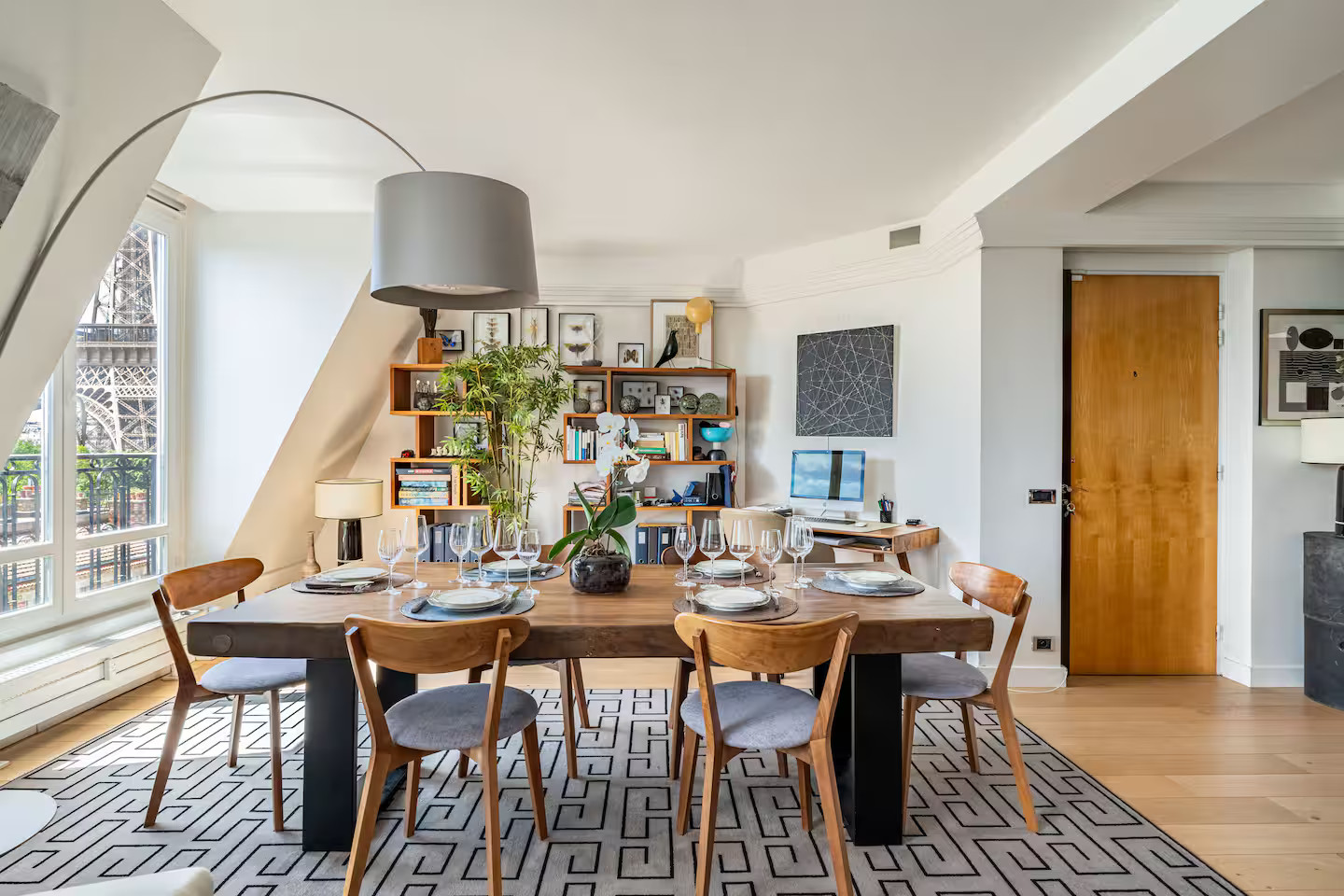 salle à manger décoration contemporaine appartement à Paris 7ème rue Saint-Dominique avec rooftop et vue sur la tour Eiffel salle à manger décoration contemporaine appartement à Paris 7ème rue Saint-Dominique avec rooftop et vue sur la tour Eiffel