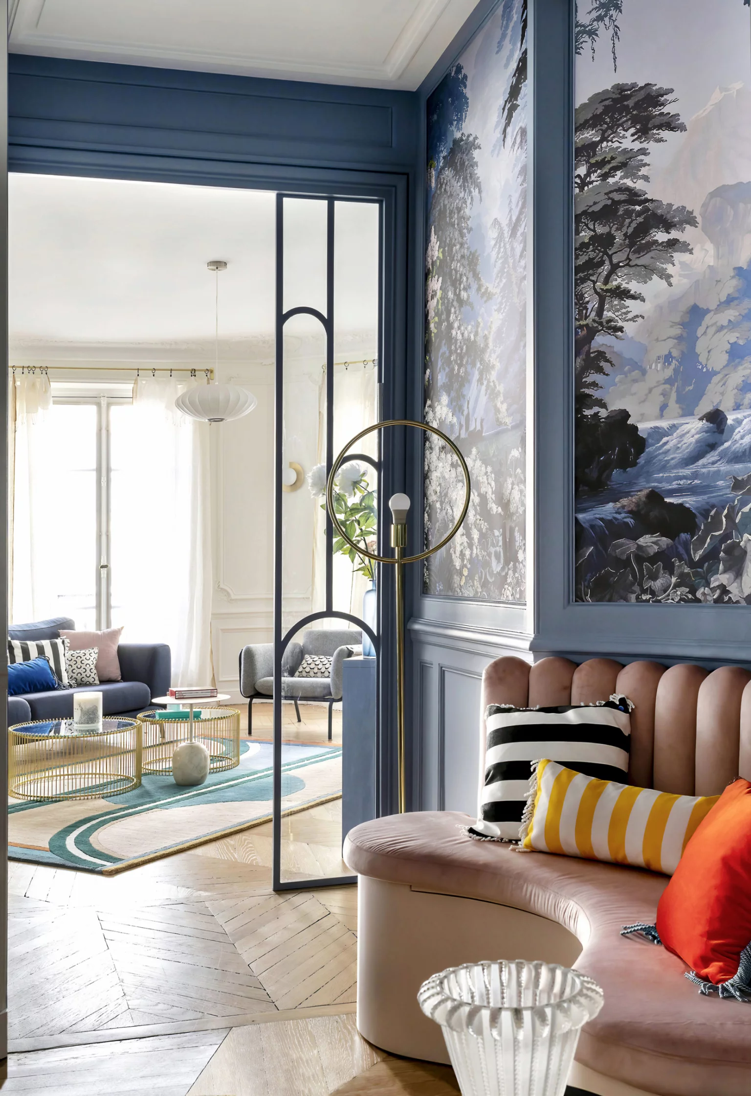 entrée appartement classique Paris avec papier-peint panoramique bleu décoration contemporaine entrée appartement classique Paris avec papier-peint panoramique bleu décoration contemporaine