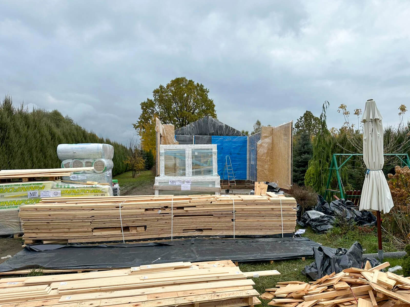 livraison sur site petite maison 44m2 préfabriquée kit RE2020 avec permis de construire ROANNE V2_A2 Chalet Pro