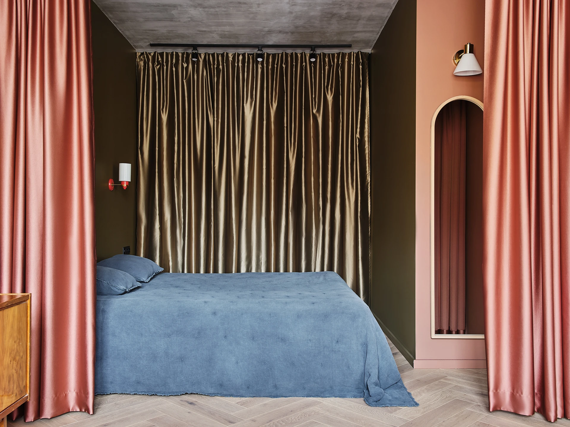 chambre fermée par rideau appartement 40m2 décoration contemporaine colorée