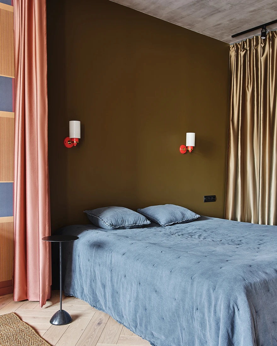 chambre fermée par rideau appartement 40m2 décoration contemporaine colorée