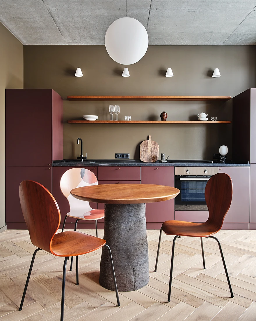 cuisine bordeaux ouverte et salle à manger appartement 40m2 décoration contemporaine colorée