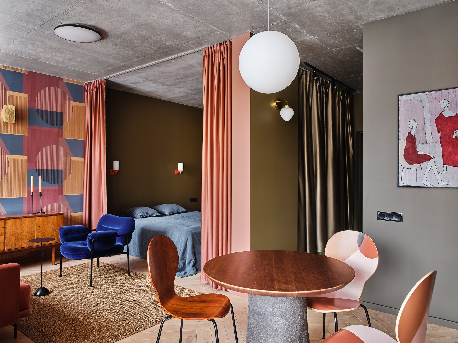 salon et chambre fermée par rideau appartement 40m2 décoration contemporaine colorée