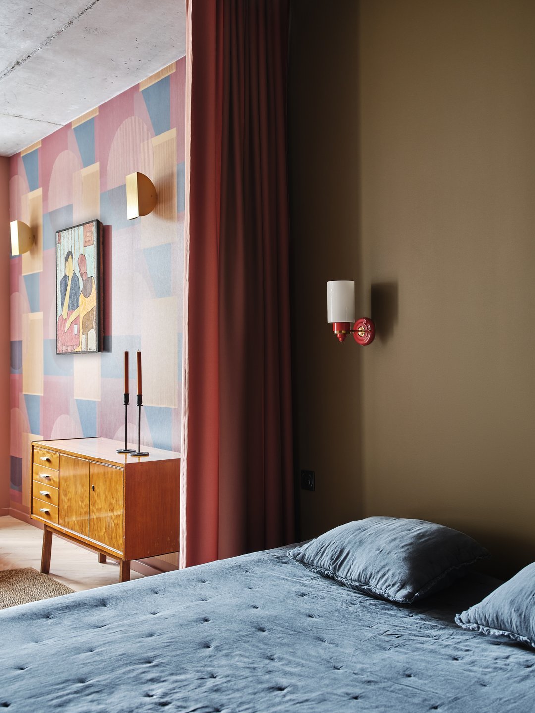 chambre fermée par rideau appartement 40m2 décoration contemporaine colorée