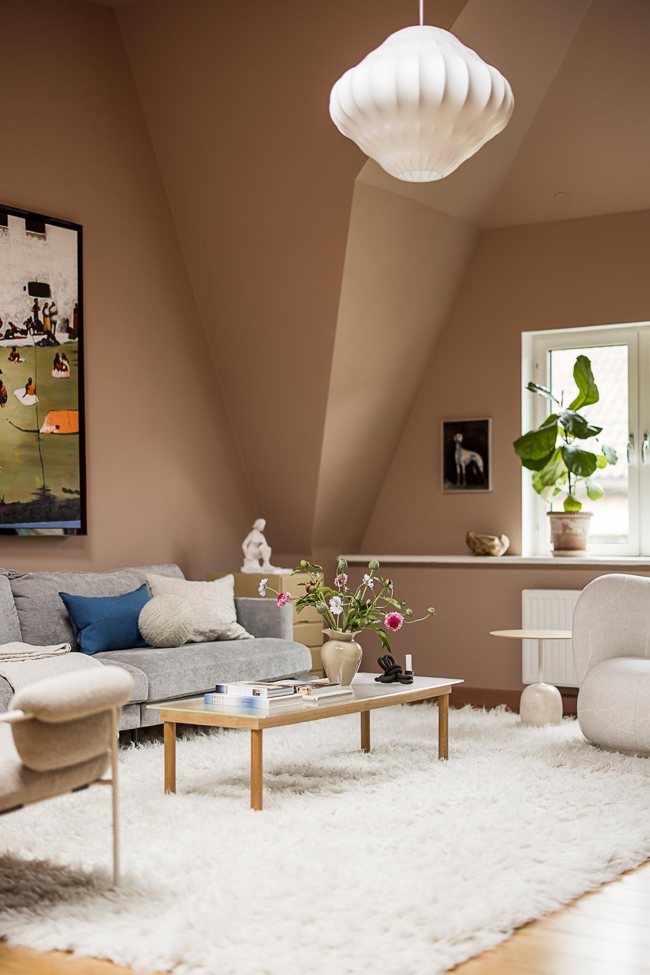 salon murs terracotta cheminée scandinave ancienne décoration contemporaine appartement avec lampadaire IKEA PS 2026 salon murs terracotta cheminée scandinave ancienne décoration contemporaine appartement avec lampadaire IKEA PS 2026